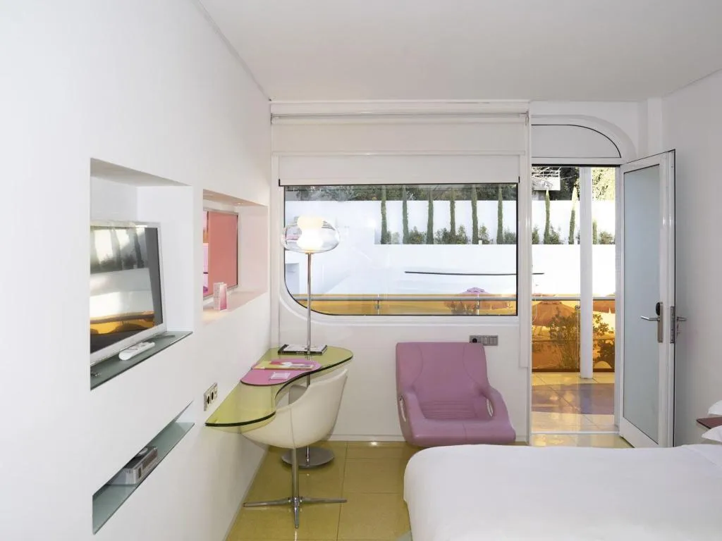 Room, Semiramis, Athens