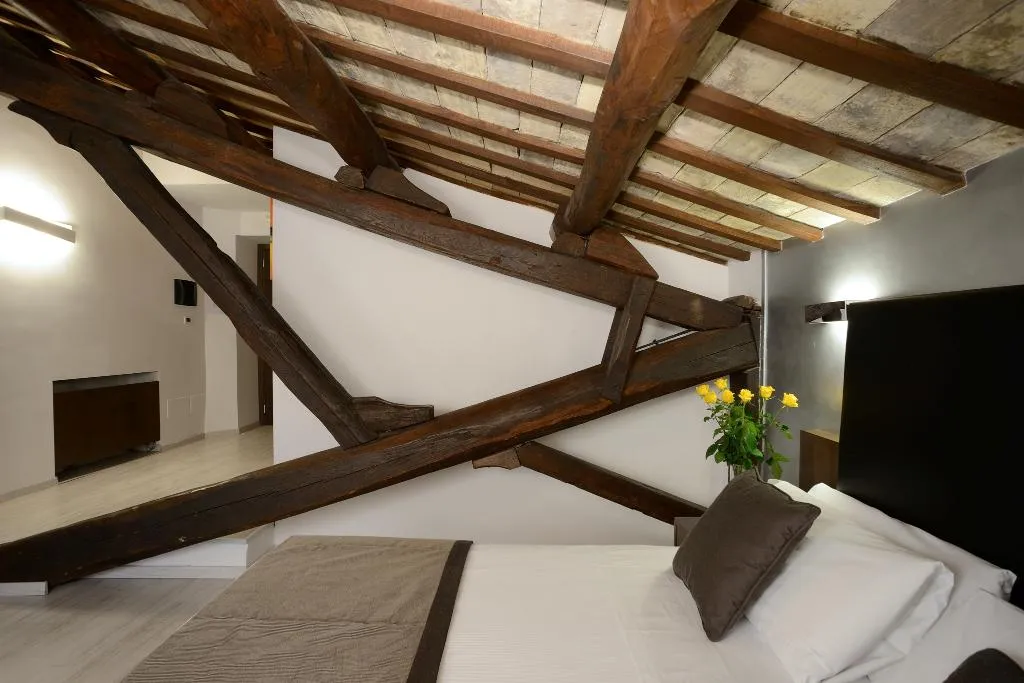 Room, Trevi, Rome
