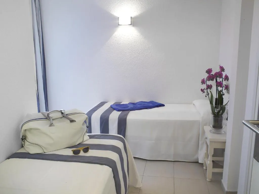 QUADRUPLE WITH BALCONY Room, Els Pins, Costa Brava