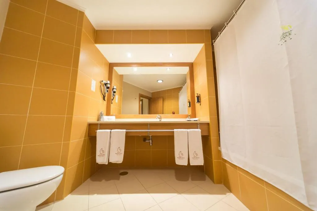 Room, Lusitânia, Porto