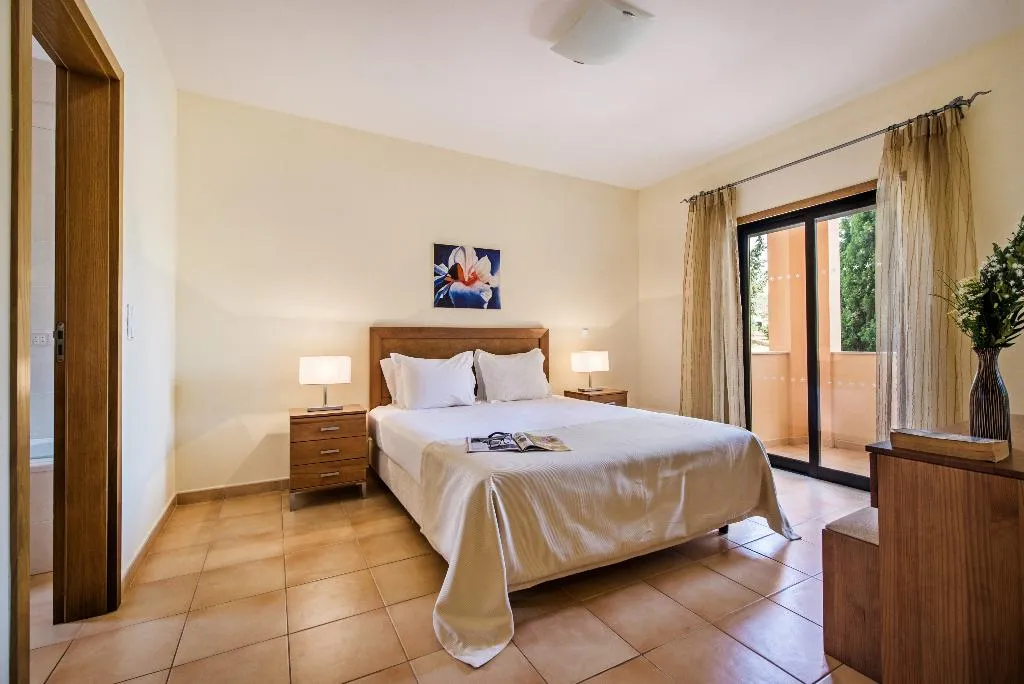 APARTMENT THREE BEDROOMS Room, Jardim da Meia Praia, Algarve