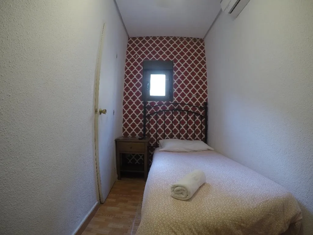SINGLE WITH SHARED BATHROOM Room, Hostal MYD Los Perales, Madrid