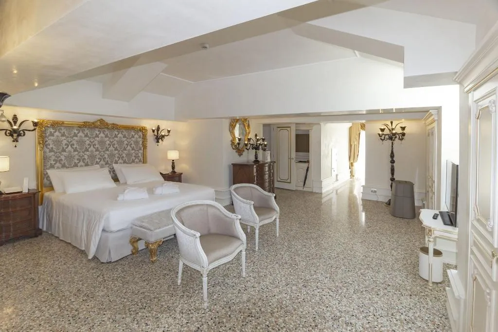 JUNIOR SUITE WITH TERRACE Room, Cà Bonfadini Historic Experience, Venice