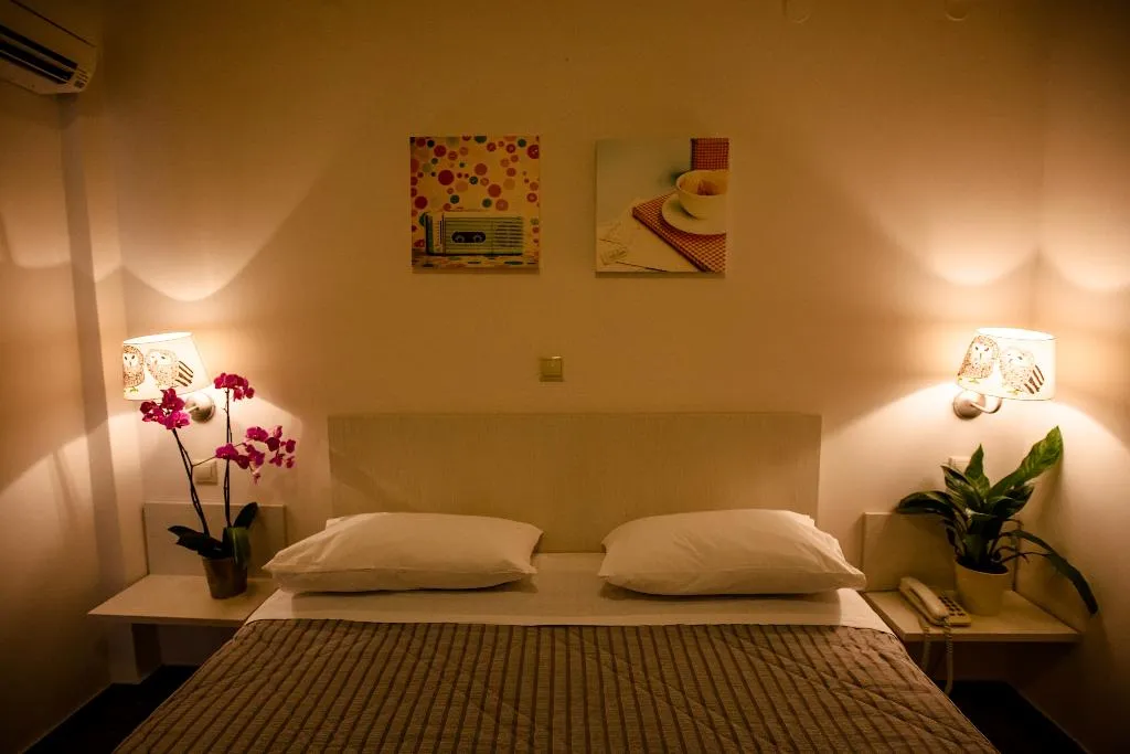 Room, Elena, Kalamata