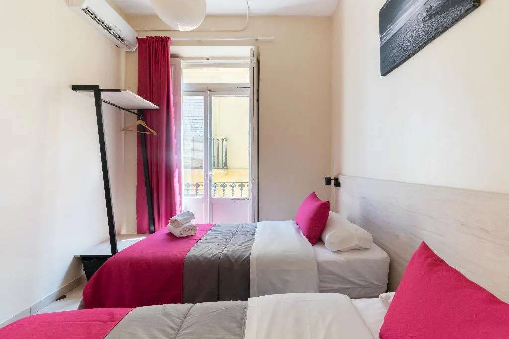 TWIN WITH SHARED BATHROOM Room, Red Nest, Valencia