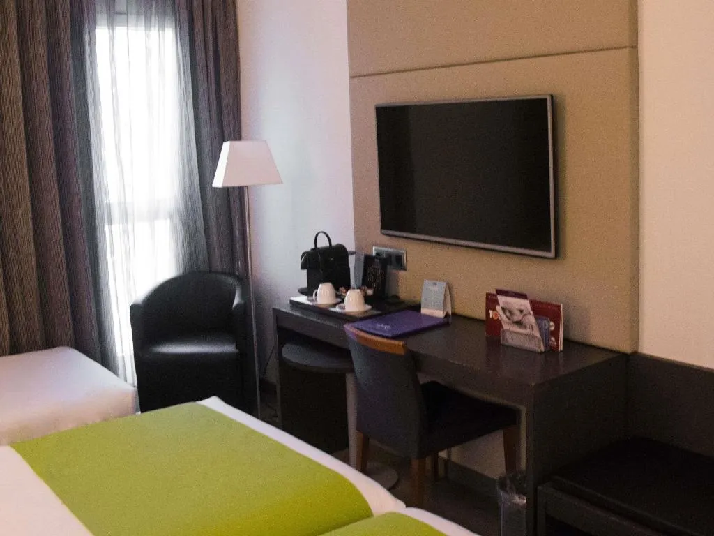 DOUBLE WITH DOUBLE BED Room, Mercure Madrid Centro, Madrid