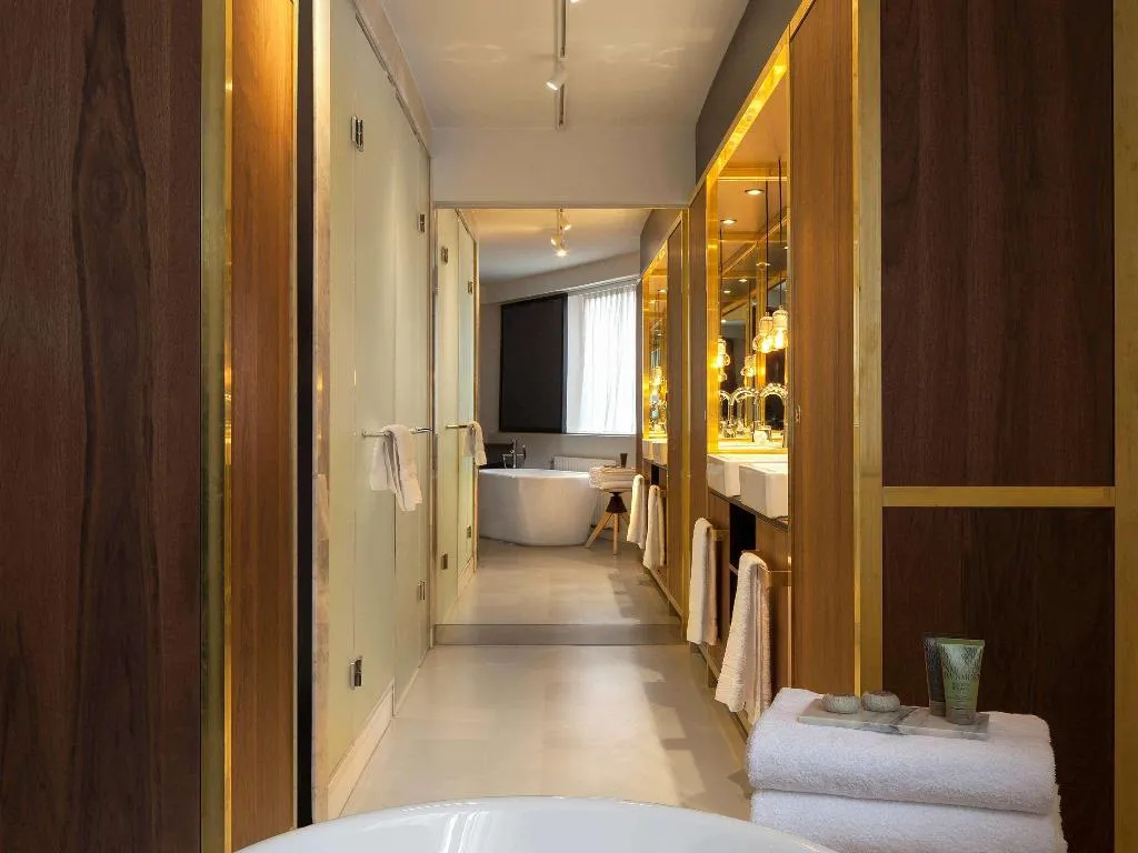 SUITE DELUXE KING BED Room, Ink Hotel Amsterdam - MGallery Collection, Amsterdam