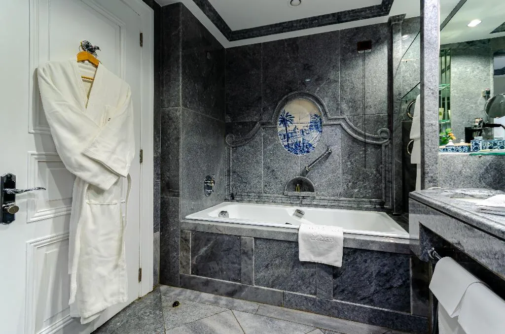 Double or Twin RIVER VIEW Room, Olissippo Lapa Palace, Lisbon