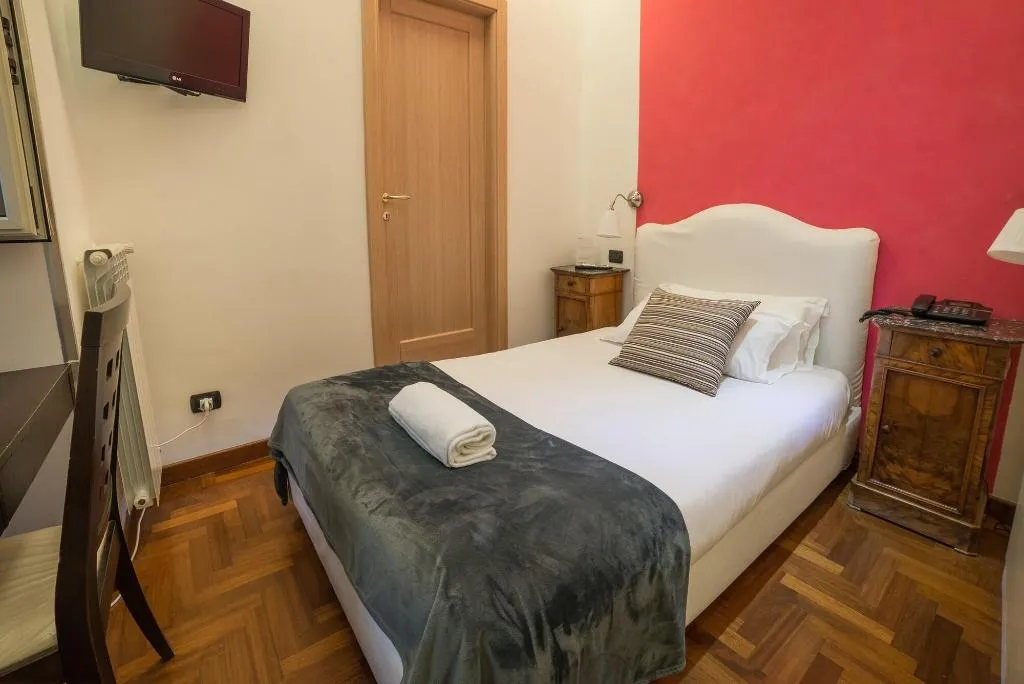 Room, Bed & Breakfast Chiaia 32, Naples