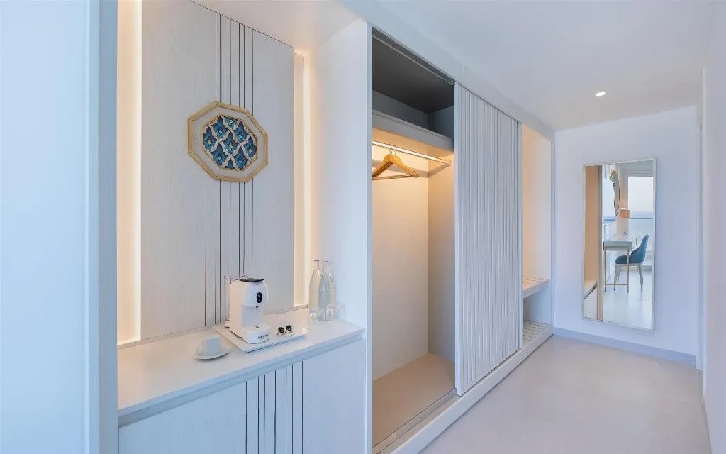 SUITE DELUXE SEA FRONT Room, Hilton Skanes Monastir Beach Resort, Tunisia
