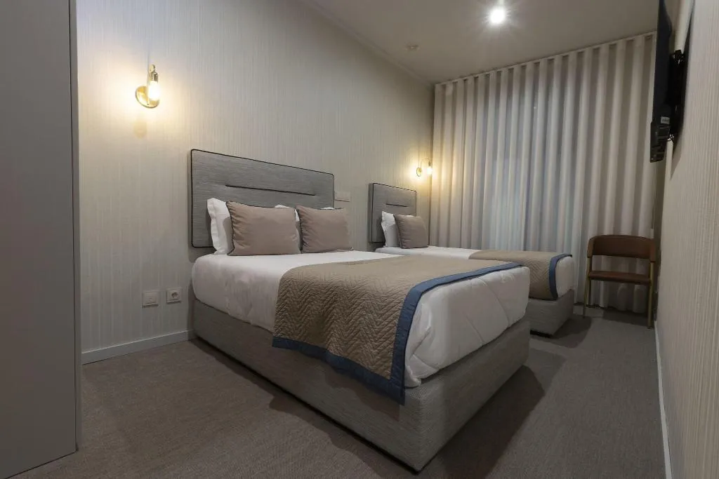 TRIPLE TWO BEDS Room, America, Porto