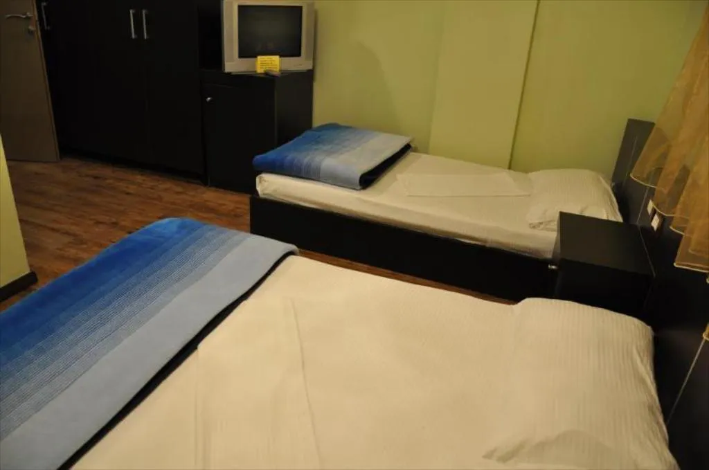 Room, Ambasador, Kavaje