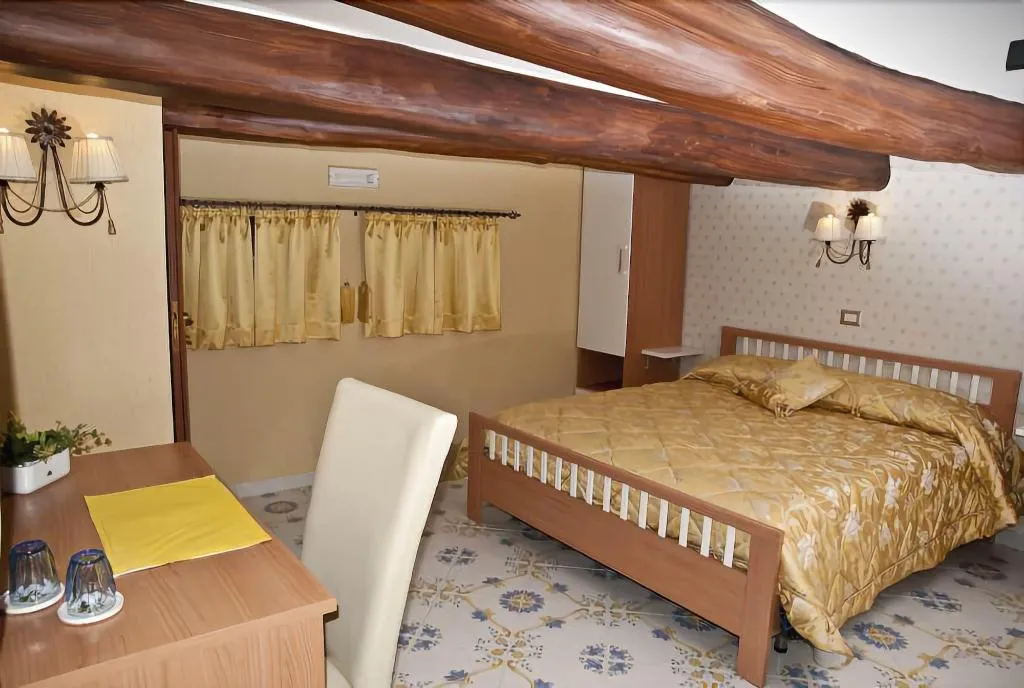 Room, Olimpo degli Dei, Naples