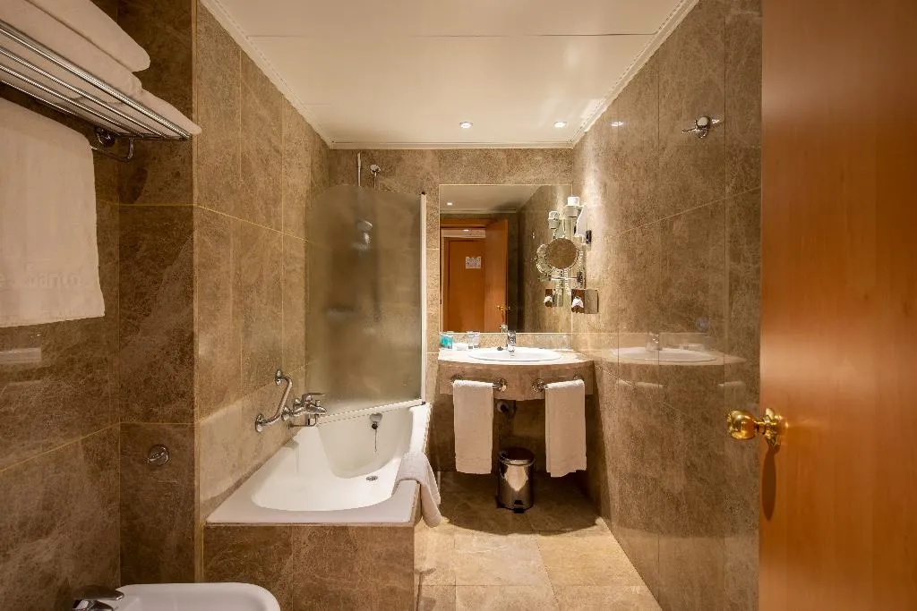 QUADRUPLE STANDARD Room, Santos Praga, Madrid