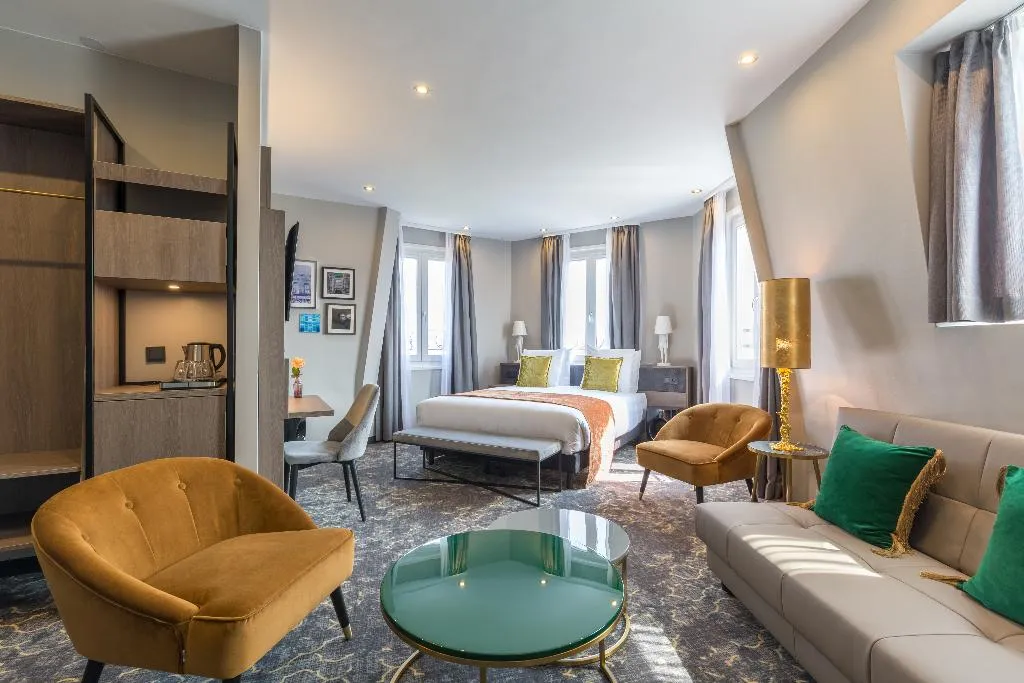 QUADRUPLE COMFORT Room, Leonardo Hotel Amsterdam Museum Quarter, Amsterdam