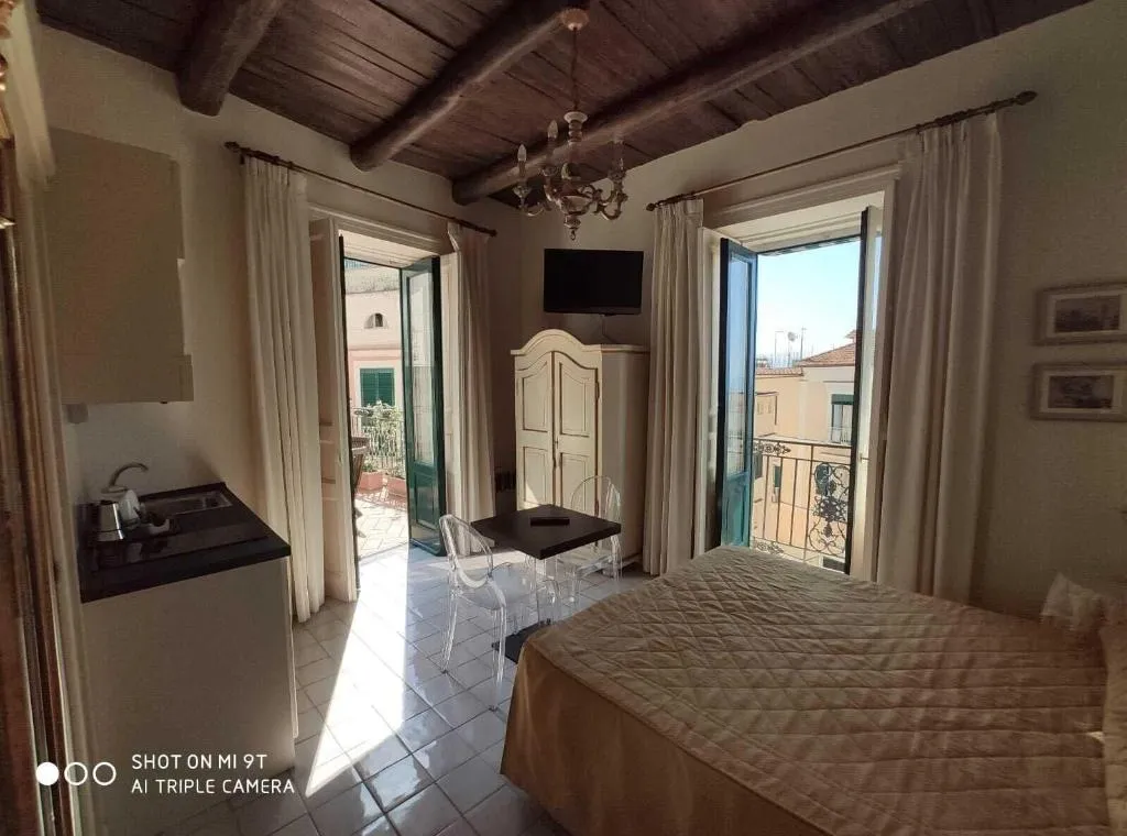Room, Residenza Del Duca, Naples