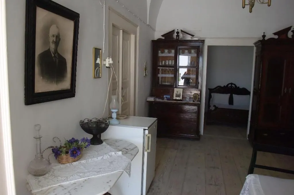 Room, Marcos Rooms, Santorini