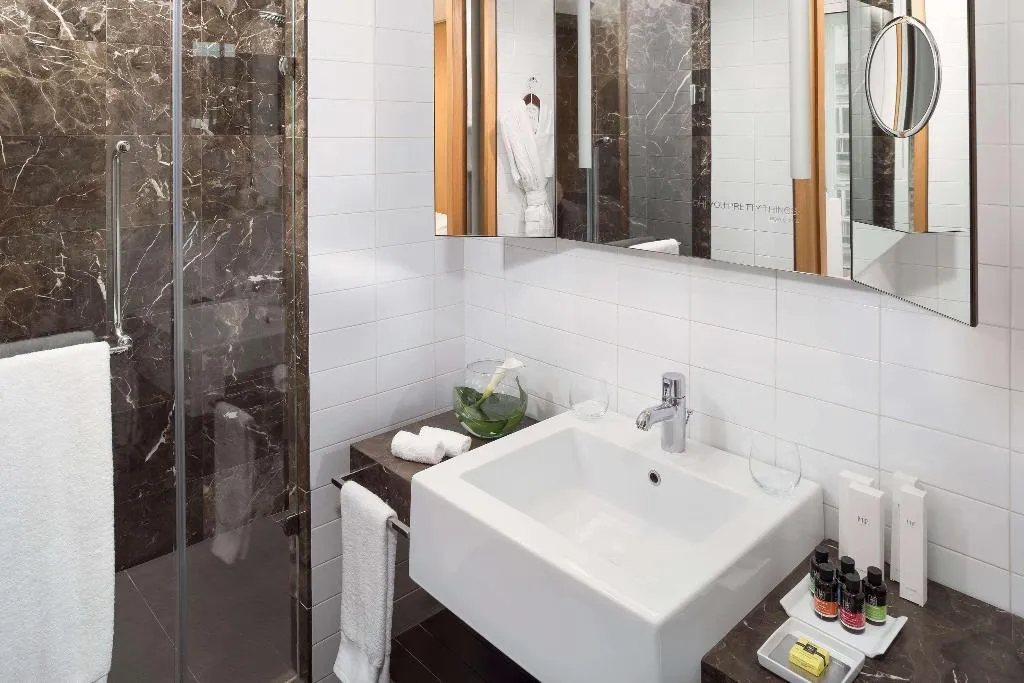 Double or Twin STANDARD Room, ME Madrid Reina Victoria, Madrid