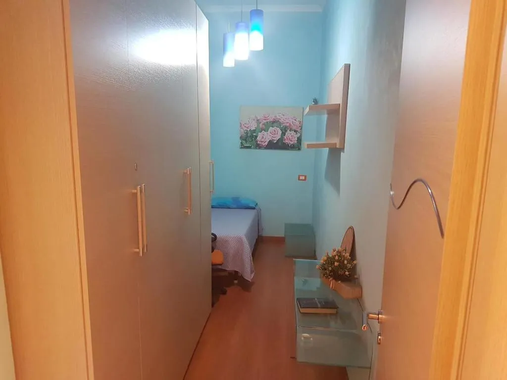 Room, Thousand Colors, Naples