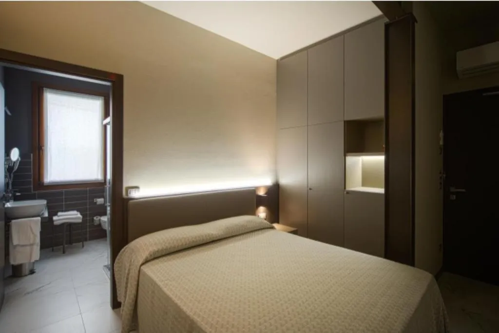 Room, Aaron, Venice