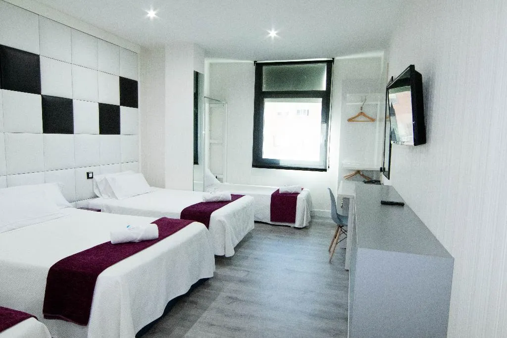 FAMILY ROOM CAPACITY 4 Room, Avenida de España, Madrid