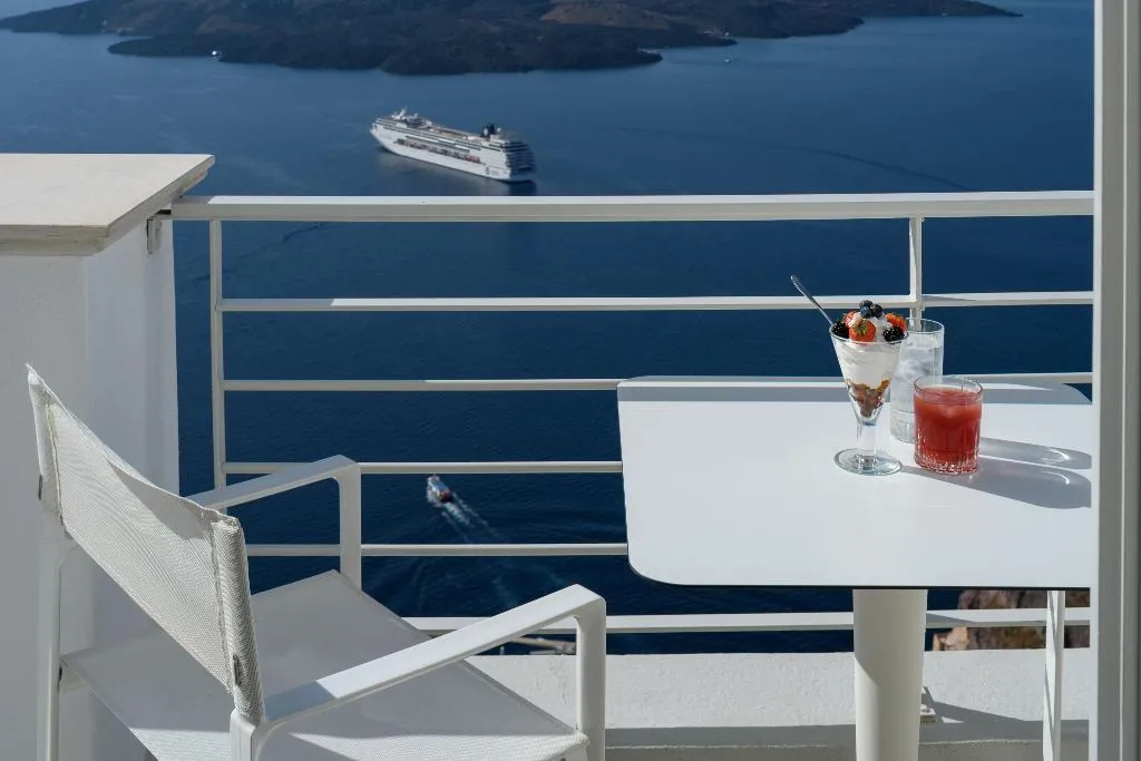 SUITE WITH JACUZZI Room, Nefeles Luxury Suites, Santorini
