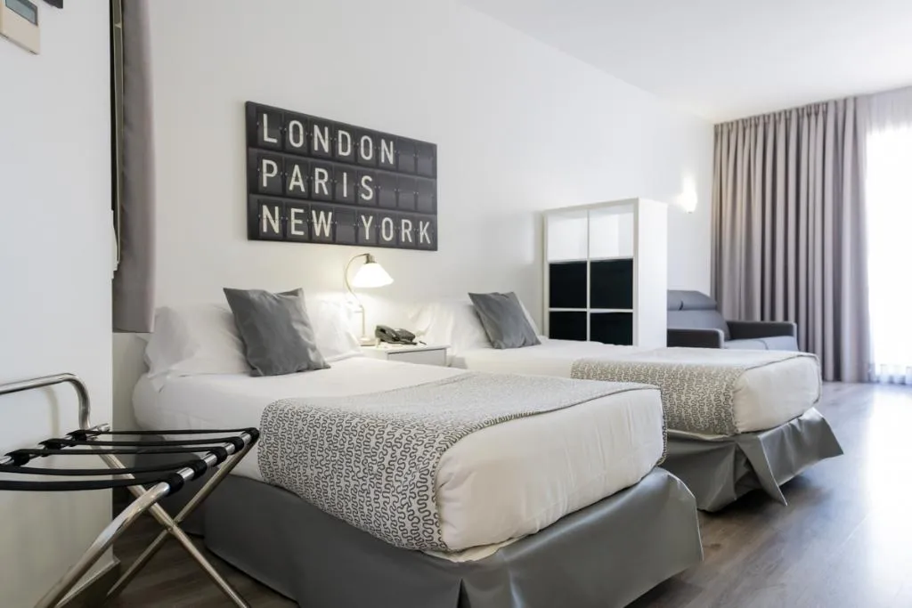 FAMILY ROOM STANDARD Room, Aparthotel Atenea Calabria, Barcelona