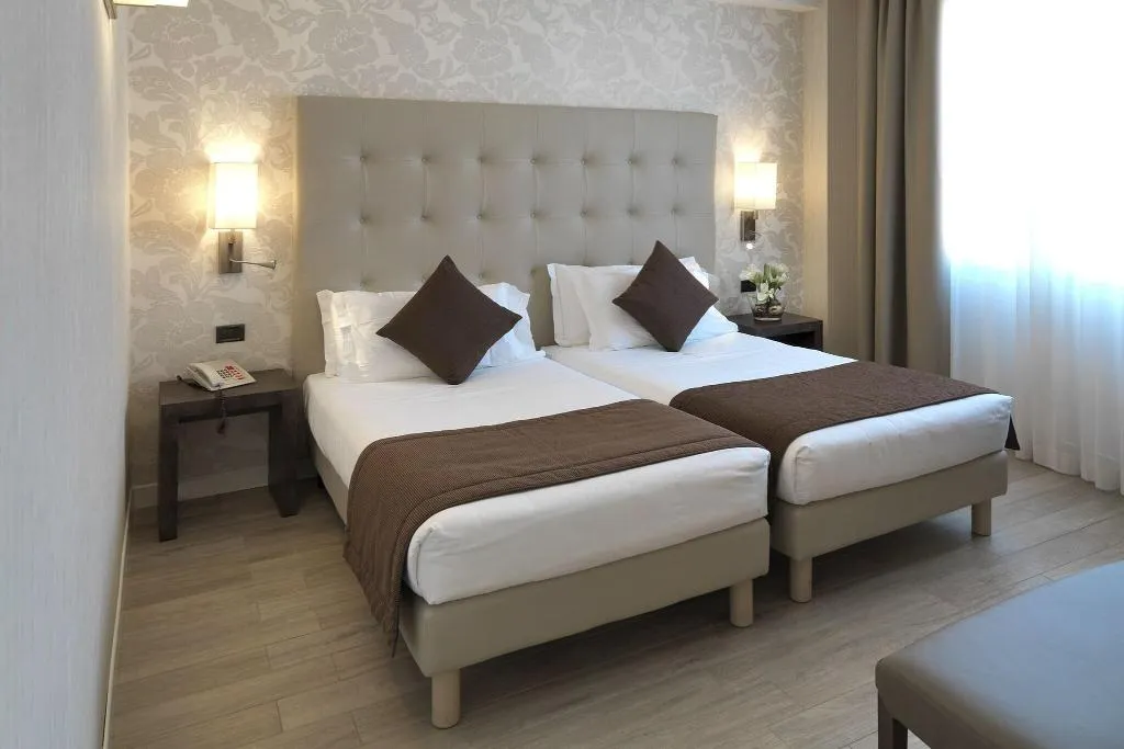 DOUBLE DELUXE TWO DOUBLE BEDS Room, Windsor, Milan