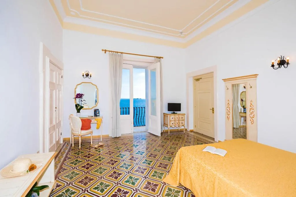 Room, California, Naples