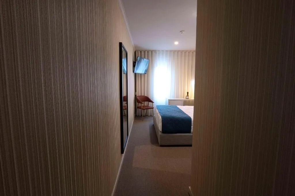 Room, America, Porto