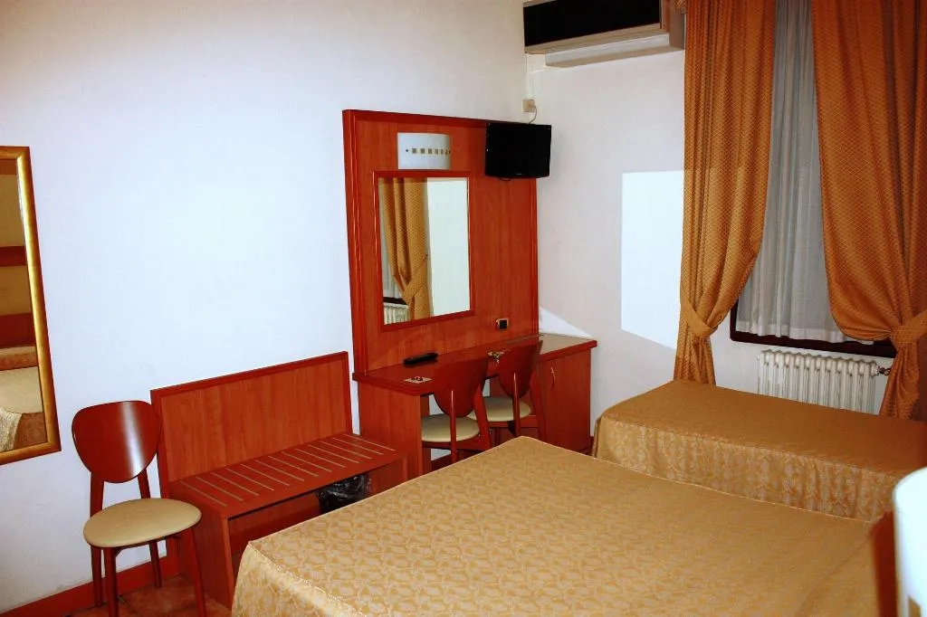 Room, Piccolo Hotel, Milan