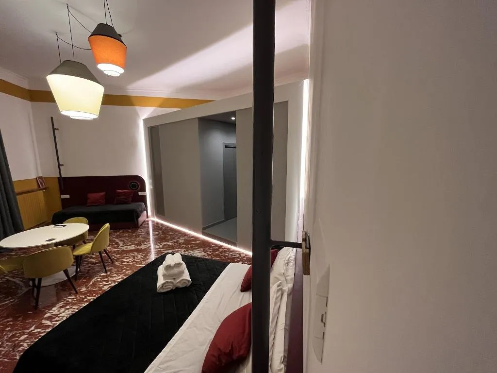 Room, Rettifilo 311, Naples