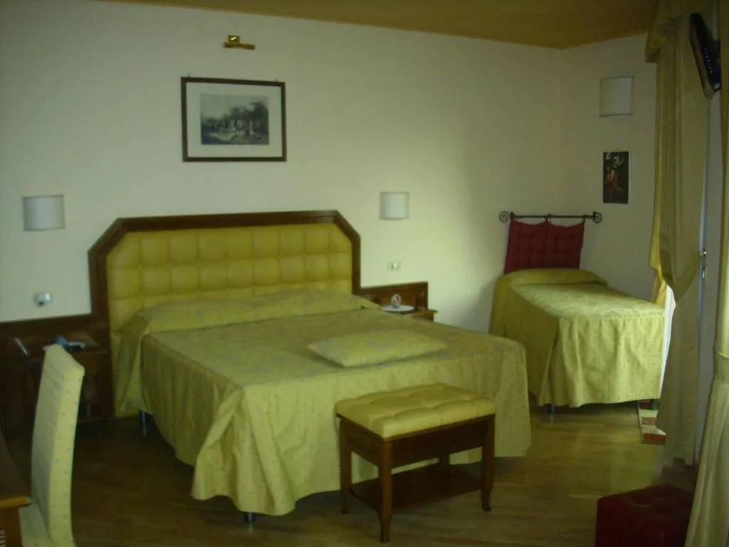 Room, B&B Chiara e Benedetta (La villa degli Ulivi), Perugia