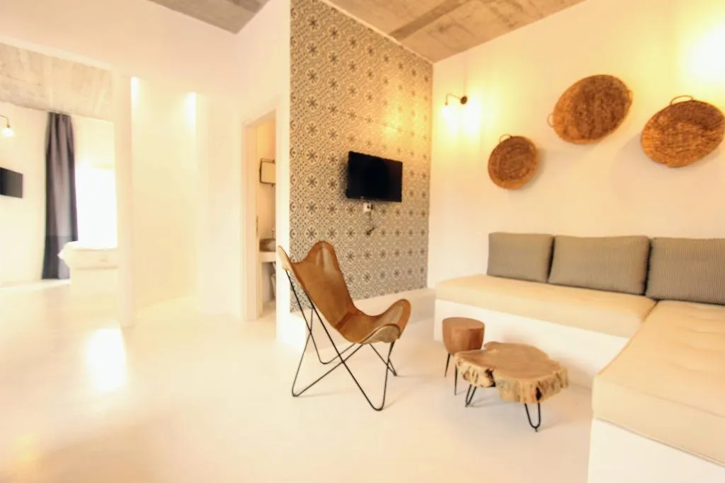 SUITE DELUXE WITH JACUZZI Room, Mesanto Luxury Suites, Santorini