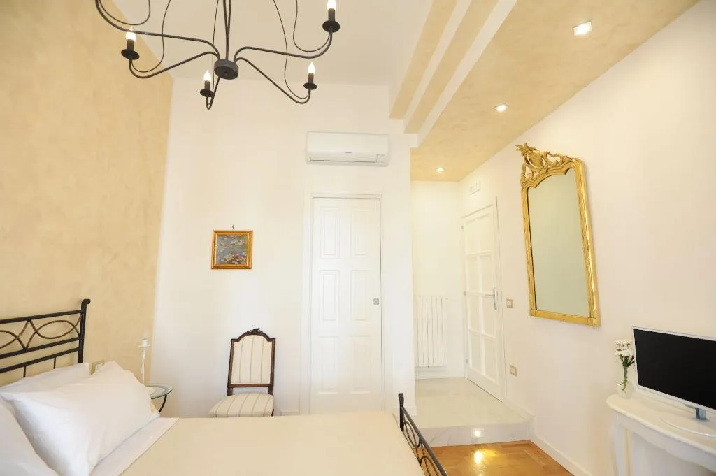 Room, Residenza Borbonica, Naples