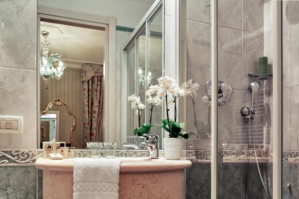 DOUBLE CANAL VIEW Room, Antica Locanda Al Gambero, Venice