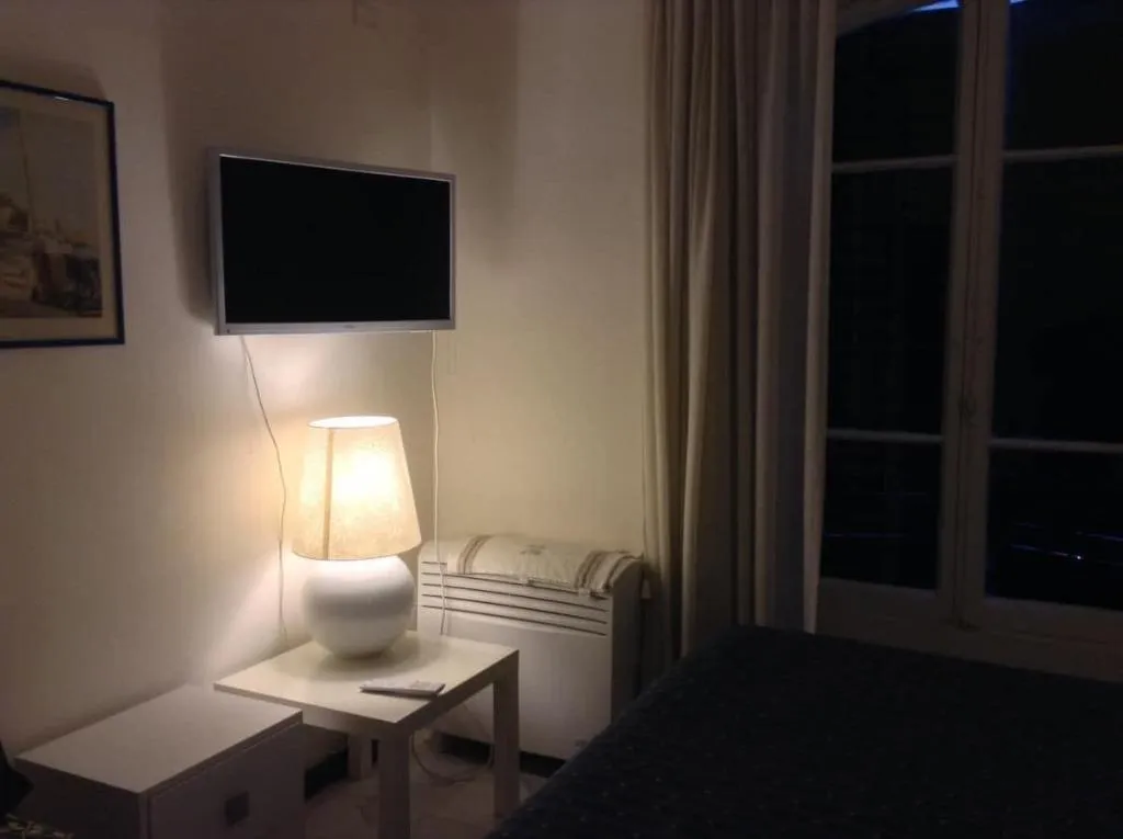 Room, 2 Be Home Colosseo, Naples