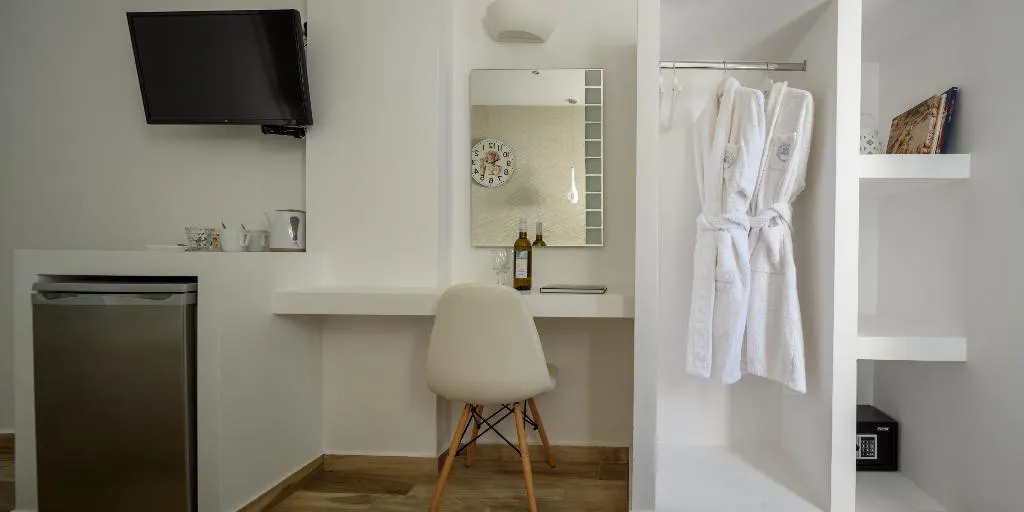 JUNIOR SUITE STANDARD Room, Oasis Suites Fira, Santorini