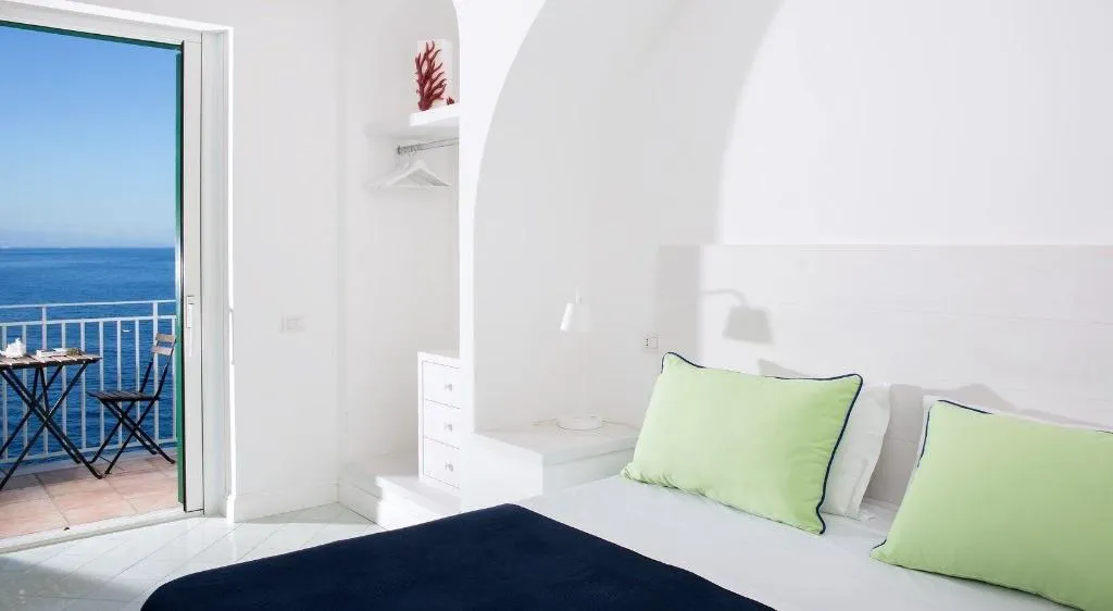 Room, Le Terrazze, Naples