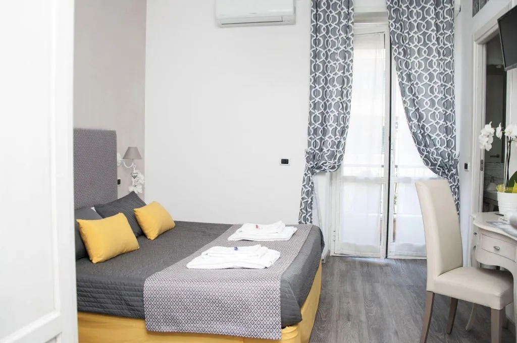 Room, B B Just Rome, Naples