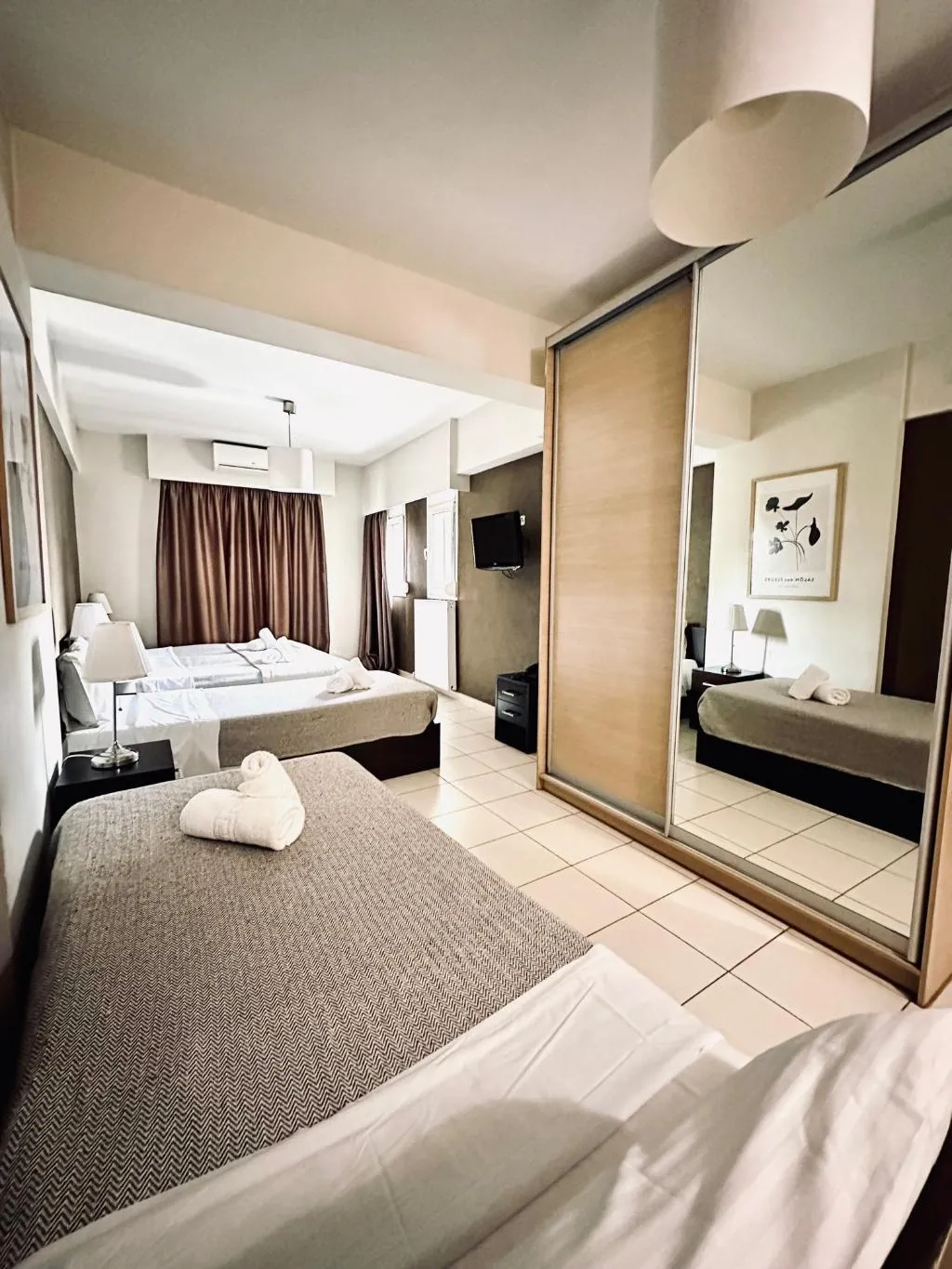 TRIPLE STANDARD Room, Mc Queen, Athens