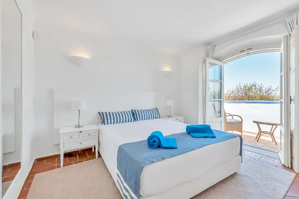 VILLA FIVE BEDROOMS TWO BATHROOMS Room, Shantivillas, Algarve