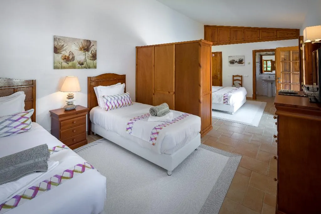 VILLA THREE BEDROOMS Room, Shantivillas, Algarve