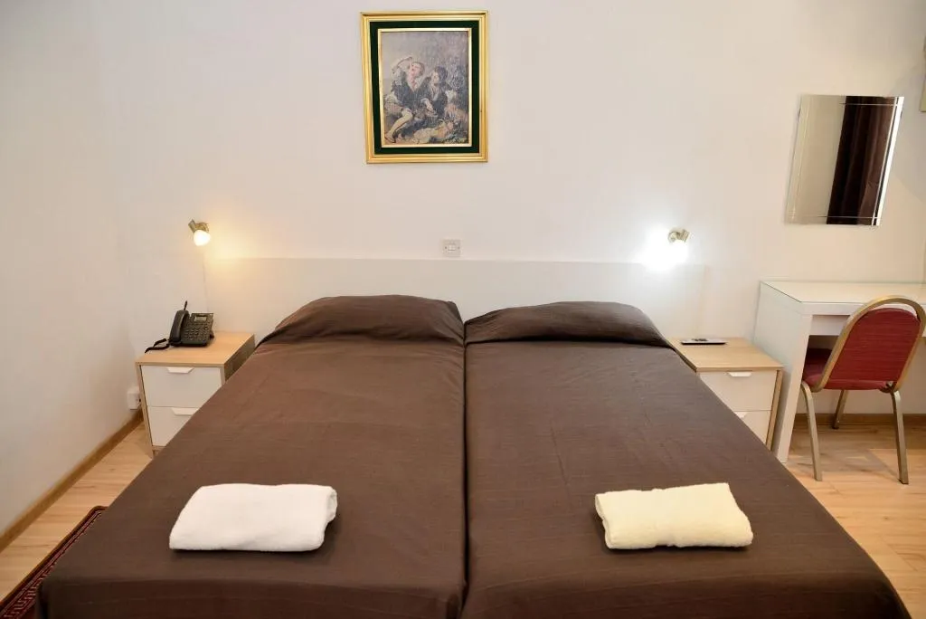 Room, White Star, Malta
