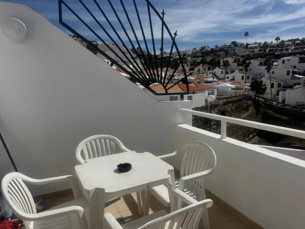 Room, Malibu Park, Tenerife