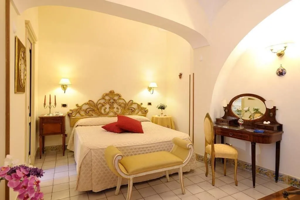 Room, Residenza Del Duca, Naples