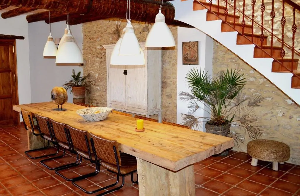 Room, Benali, Valencia