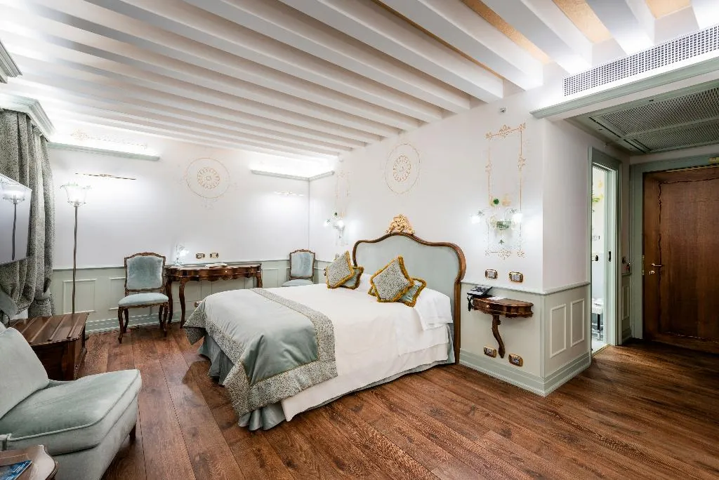 JUNIOR SUITE CLASSIC Room, Monaco and Grand Canal, Venice