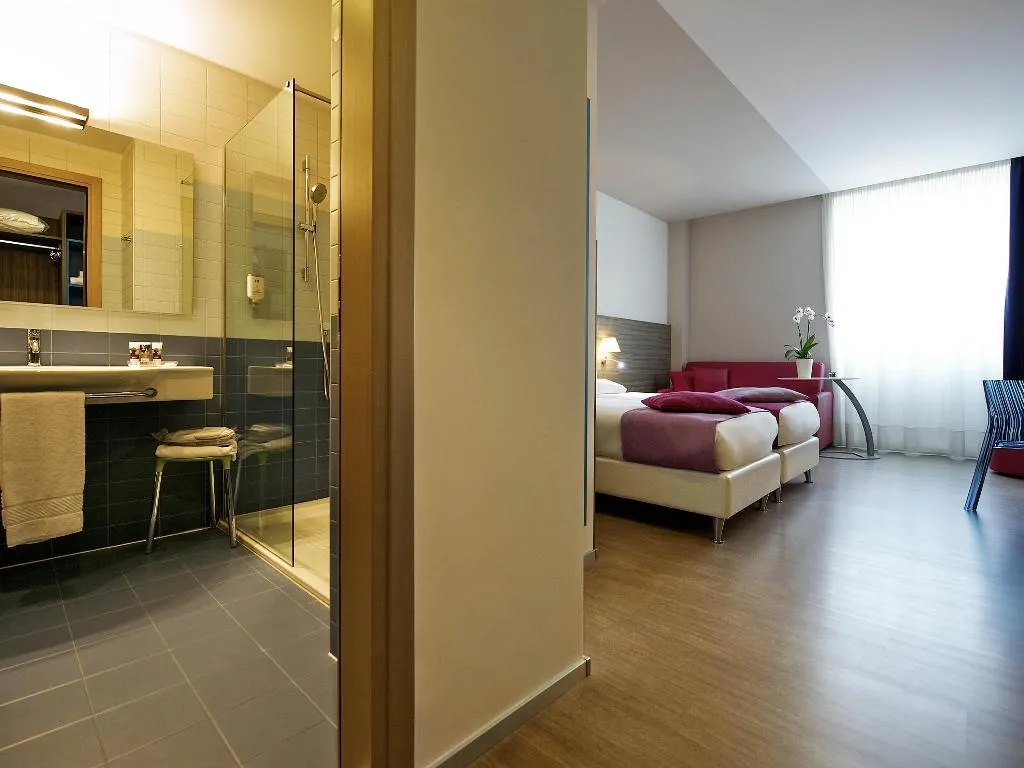 QUADRUPLE WITH DOUBLE BED Room, Mercure Venezia Marghera, Venice