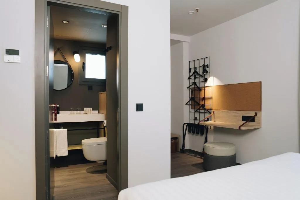 SINGLE WITH BALCONY Room, Moxy Barcelona, Barcelona